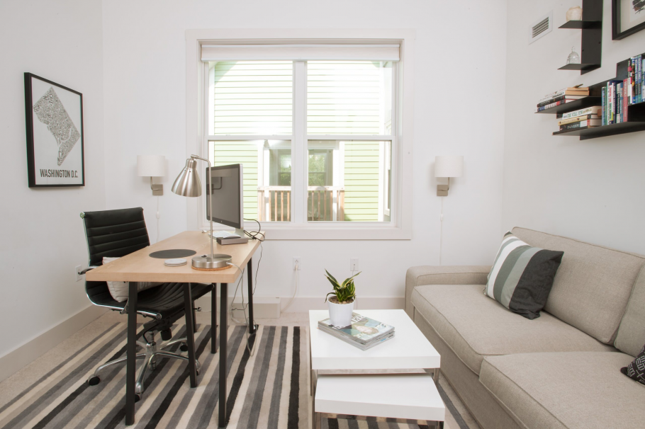 Маленький кабинет с диваном