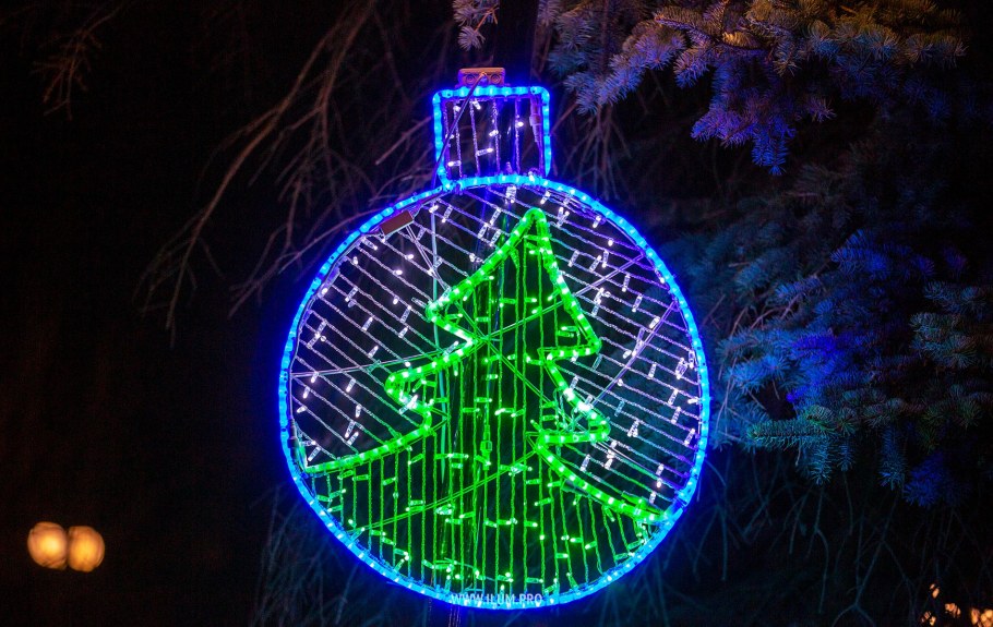 Уличный фонарь в форме елки