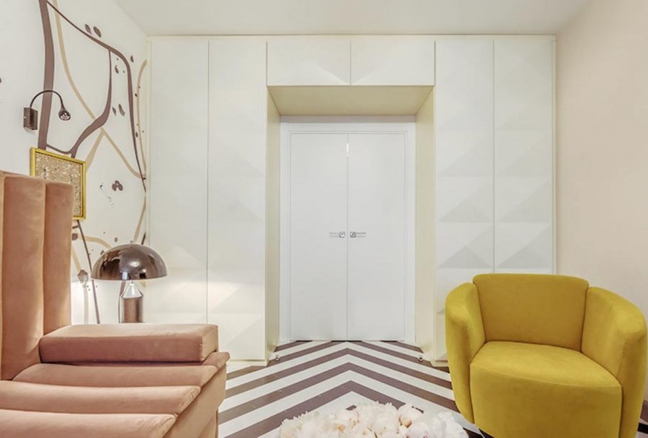 Шкаф вокруг двери в комнате