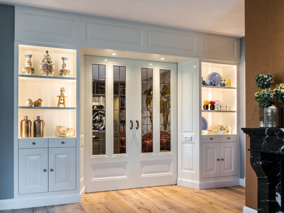 Шкаф вокруг дверного проема в гостиной