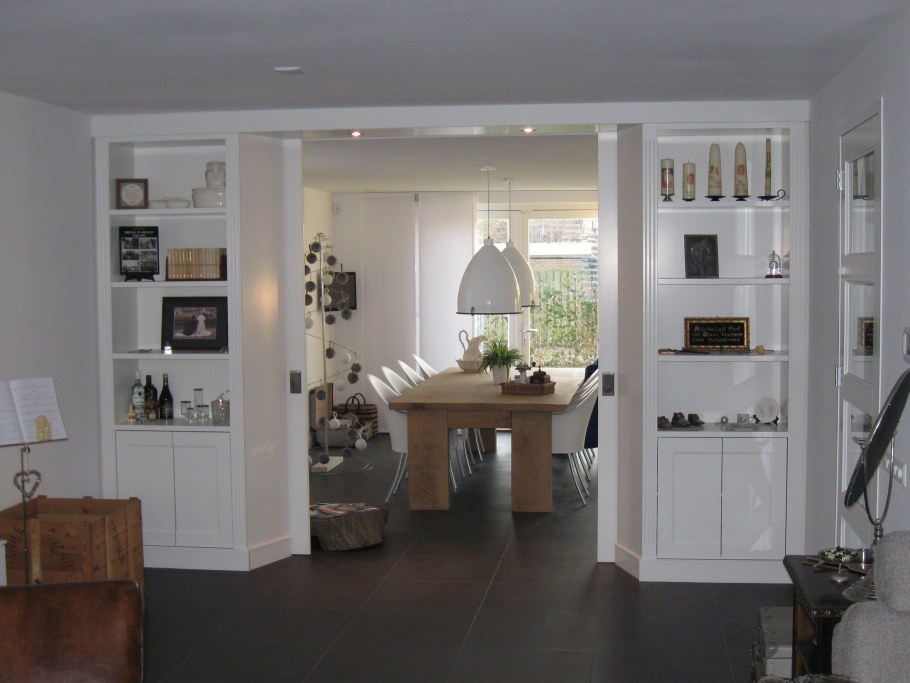 Шкаф вокруг дверного проема в гостиной