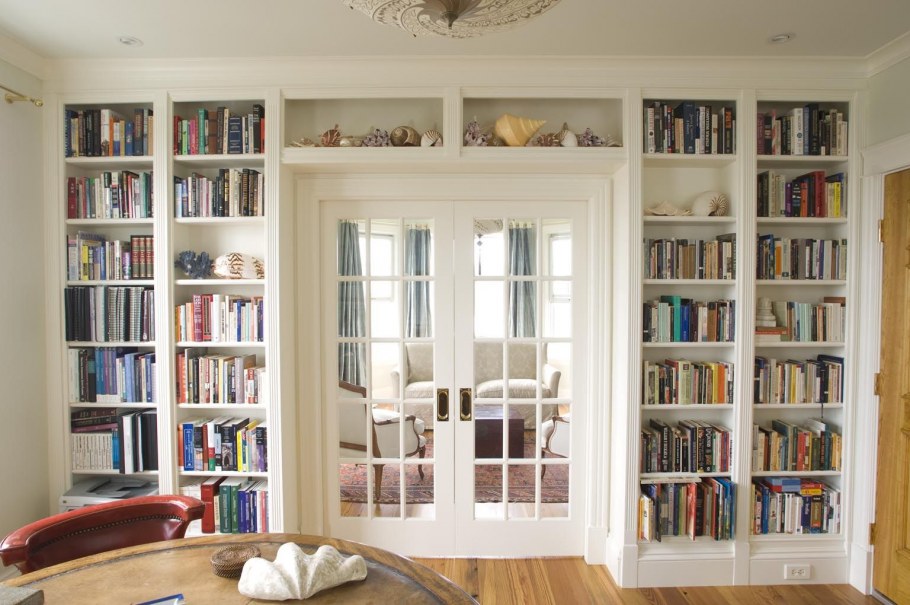 Книжный шкаф вокруг двери
