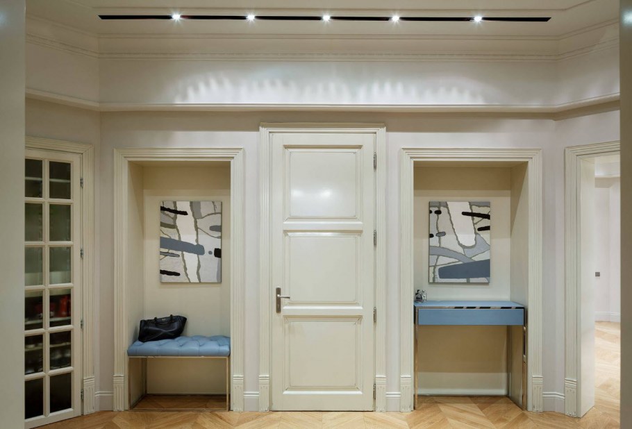 Прихожая вокруг входной двери в современном стиле