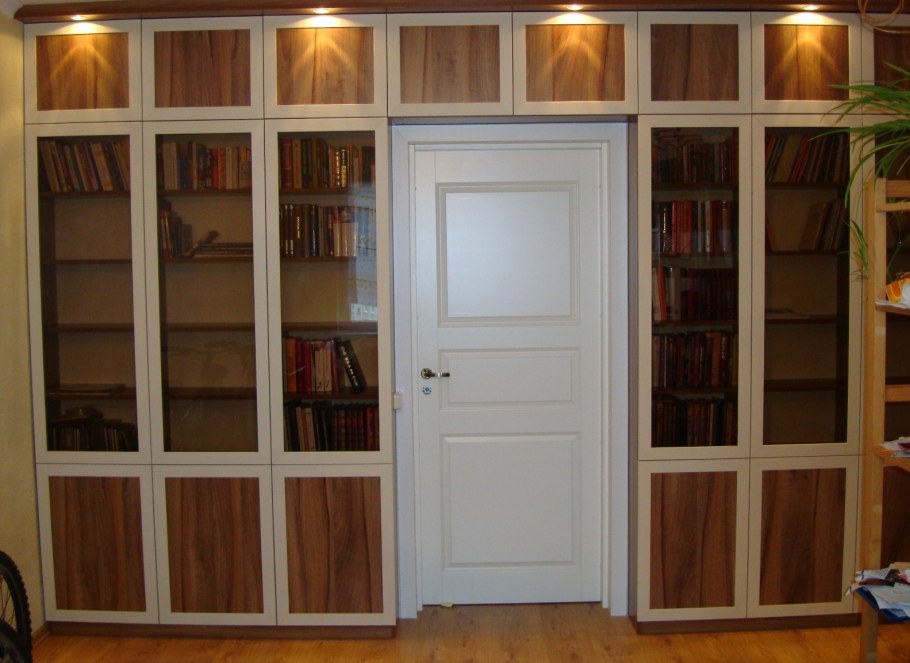 Книжный шкаф вокруг дверного проема