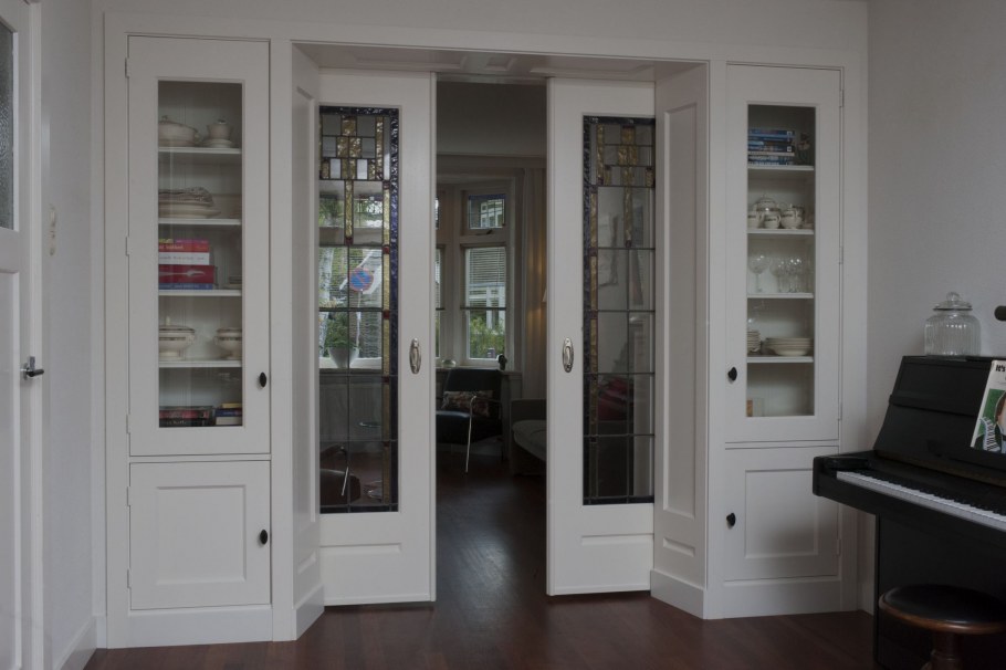 Гостиная с дверью пеналом