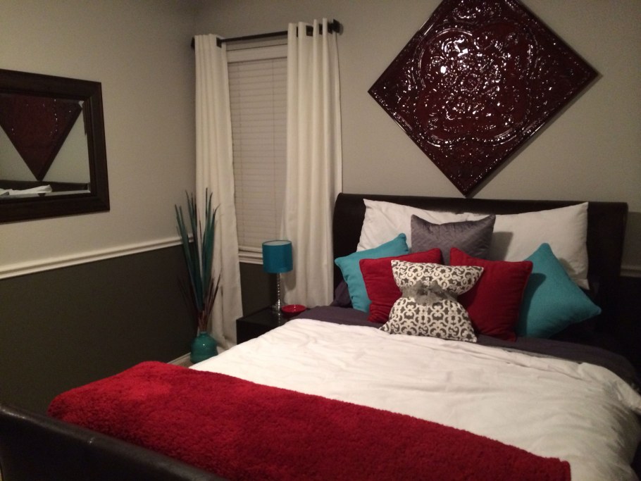 Спальня в бордово-бирюзовых тонах