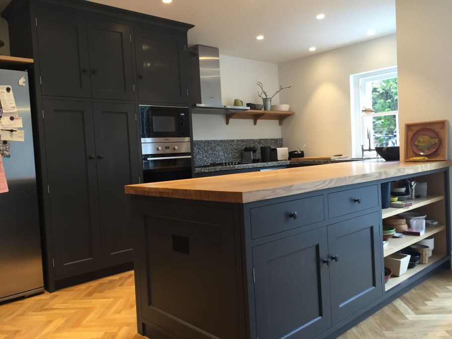 Серая кухня с деревянной столешницей