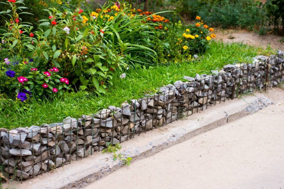 Цветочные клумбы из шлакоблока