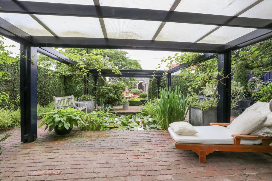 Навесы и перголы у пруда