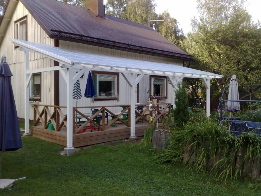 Веранда к дому с прозрачной крышей