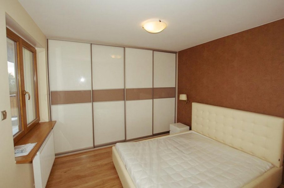 Натяжной потолок и встроенный шкаф купе