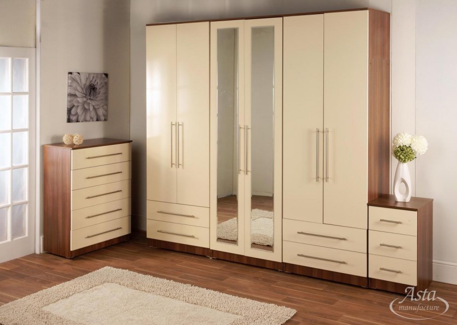 Шкаф платяной в спальне в интерьере