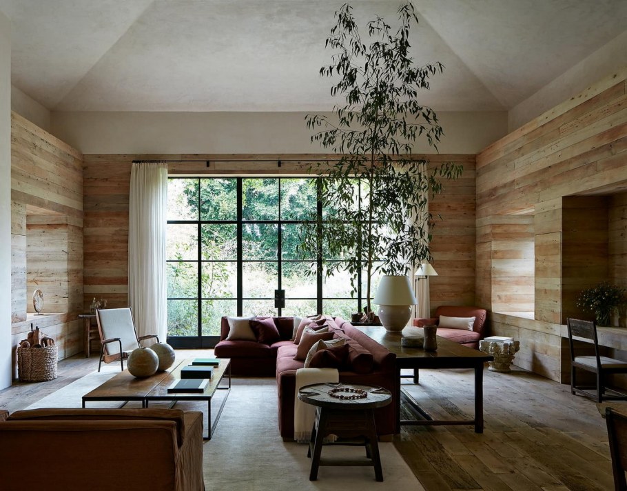 Деревянная стена в интерьере гостиной рустик