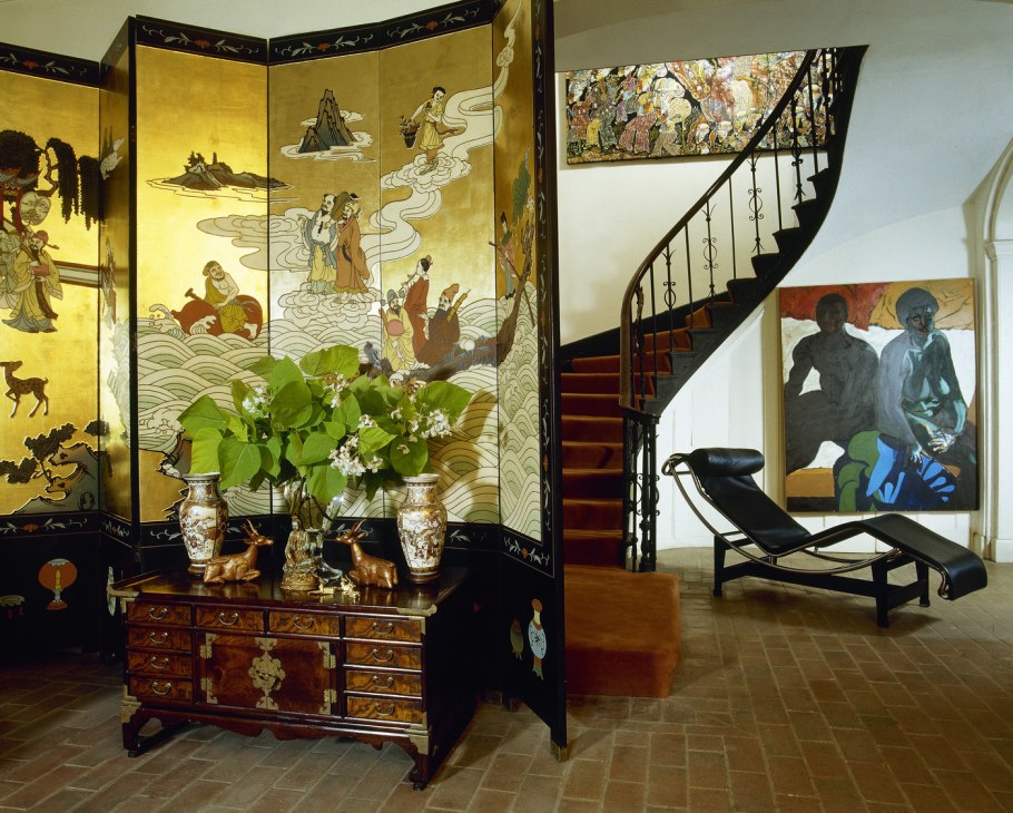 Интерьер в японском стиле с лестницей