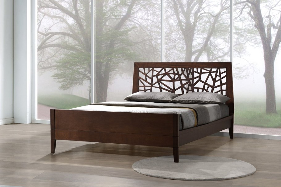 Кровать с деревянной спинкой