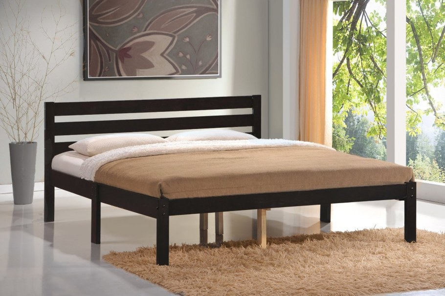 Черная деревянная кровать