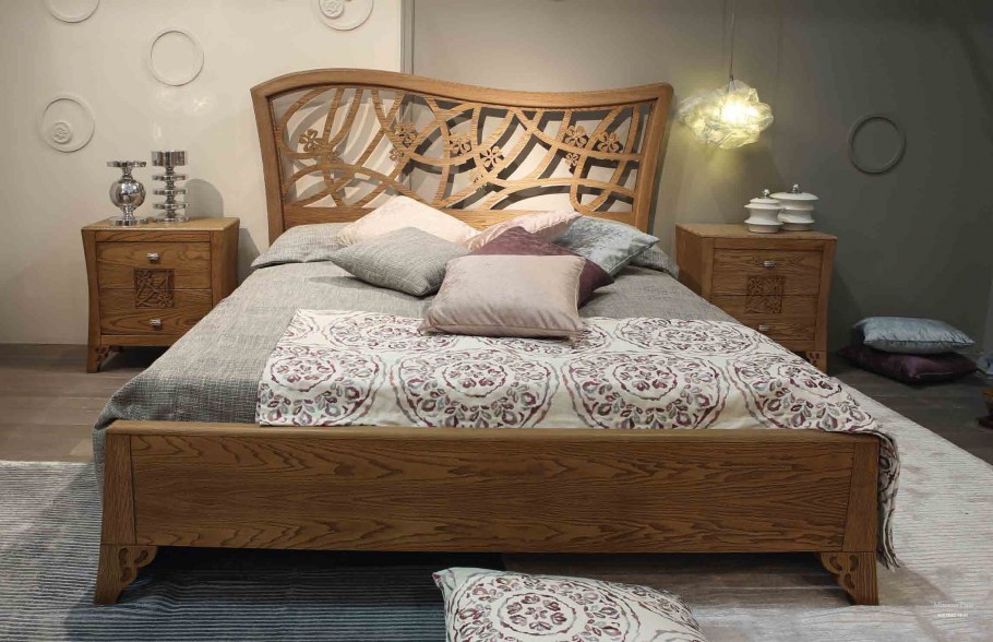 Деревянная кровать двуспальная с резным подголовником