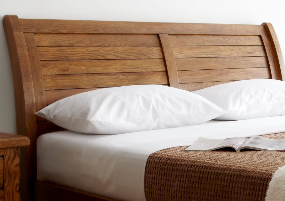 Деревянная кровать с изогнутой спинкой