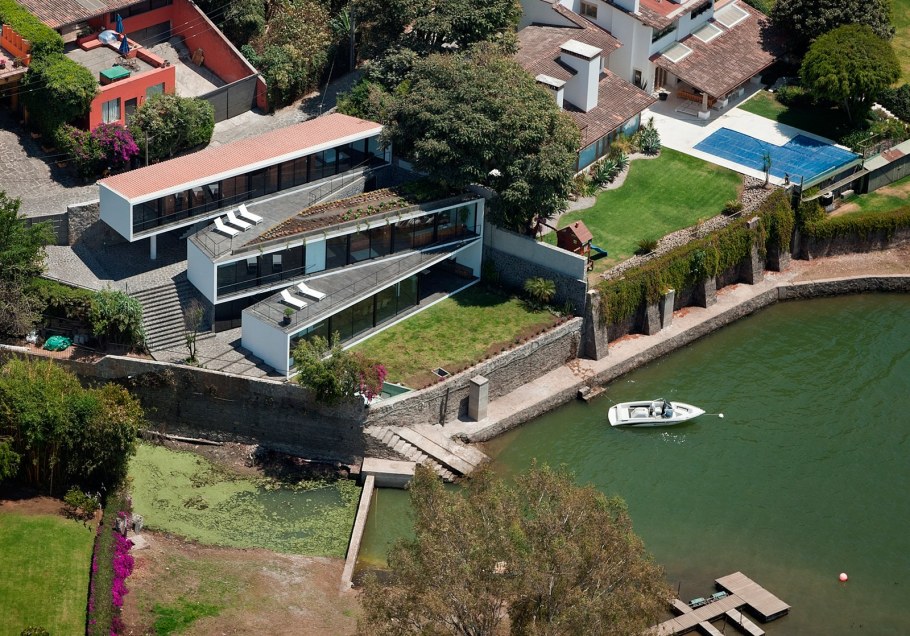 Дом на рельефе