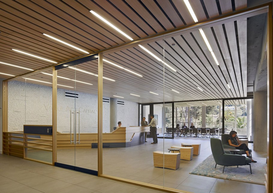 Отделка потолка в офисе