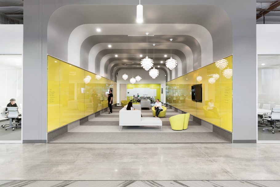 Офисный интерьер серо желтый
