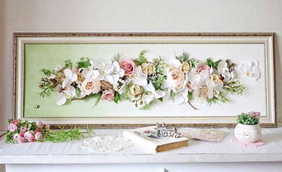 Панно из искусственных цветов