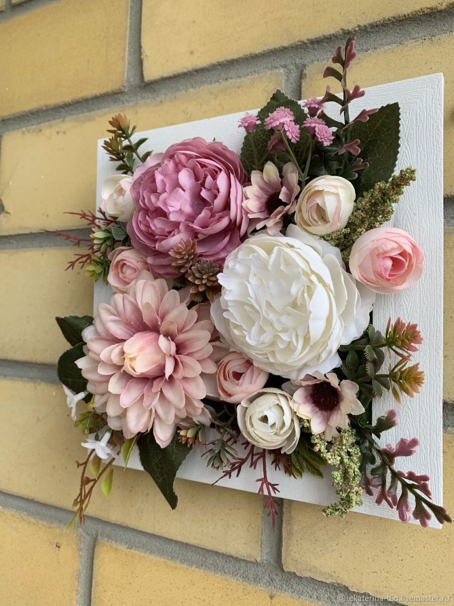 Панно из искусственных цветов