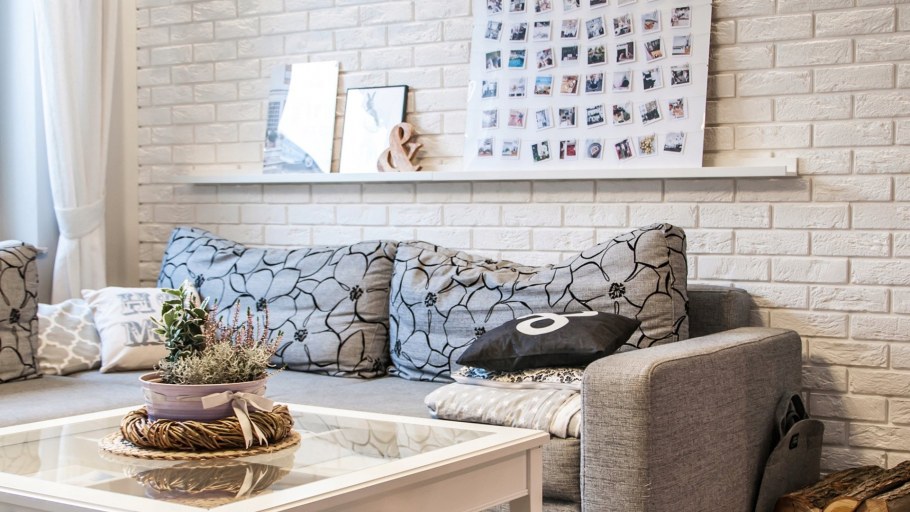 Белый декоративный камень в гостиной