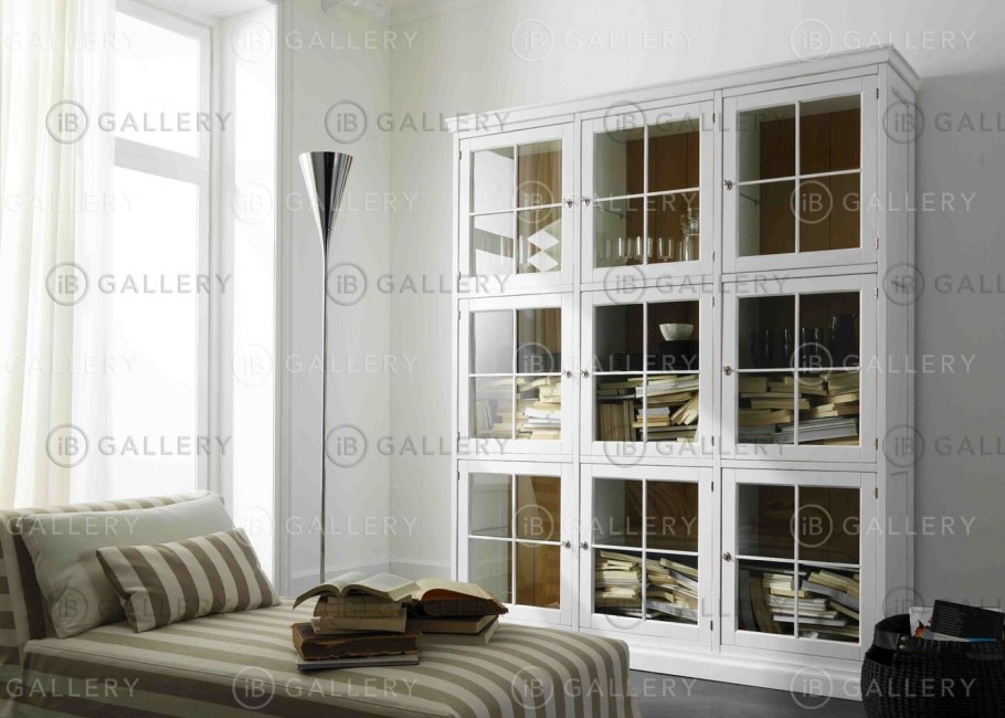 Шкафы со стеклянными дверцами в гостиную