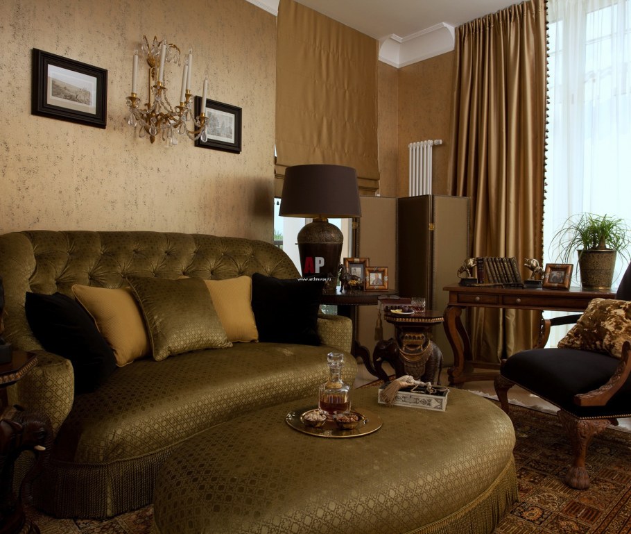 Маленький кабинет с диваном