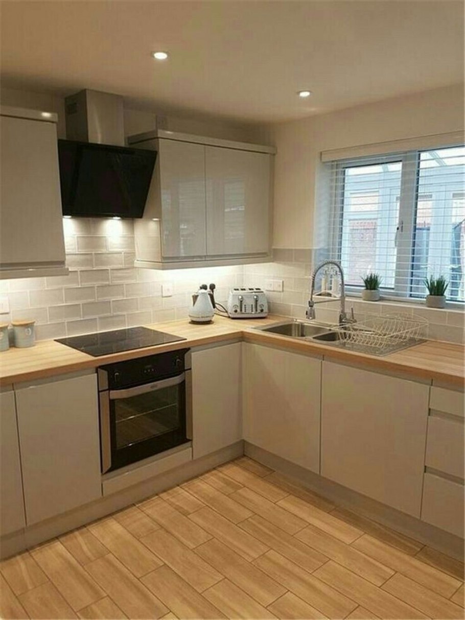 Угловая кухня с окном