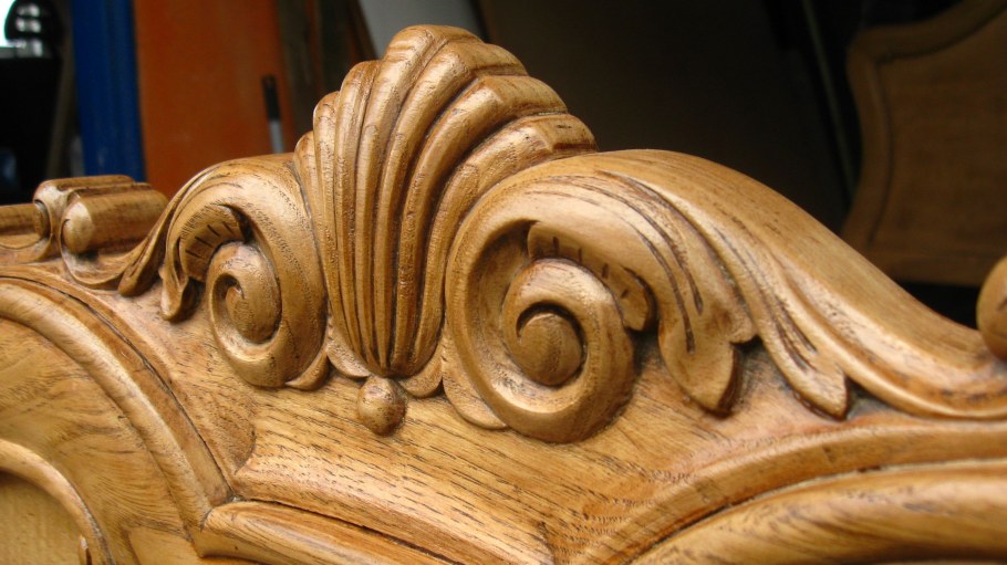 Резьба по дереву кровати