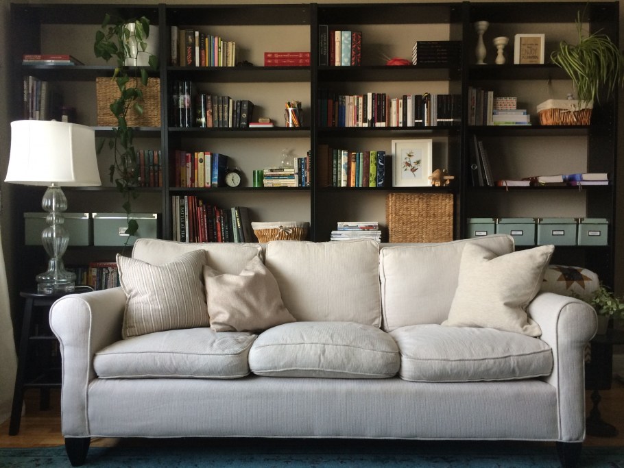 Книжный стеллаж за диваном