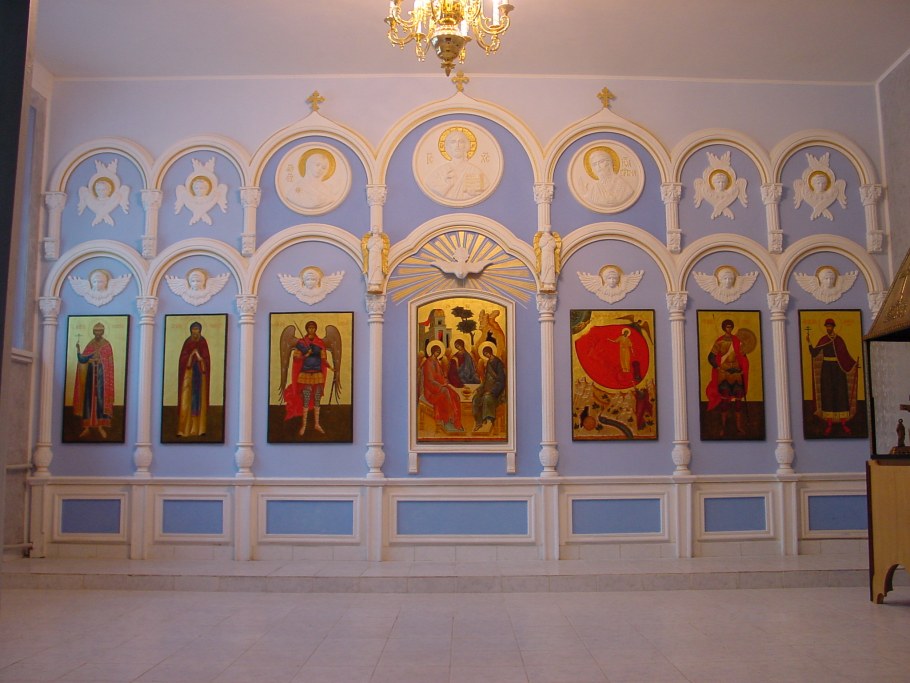 Угловой иконостас со шторкой