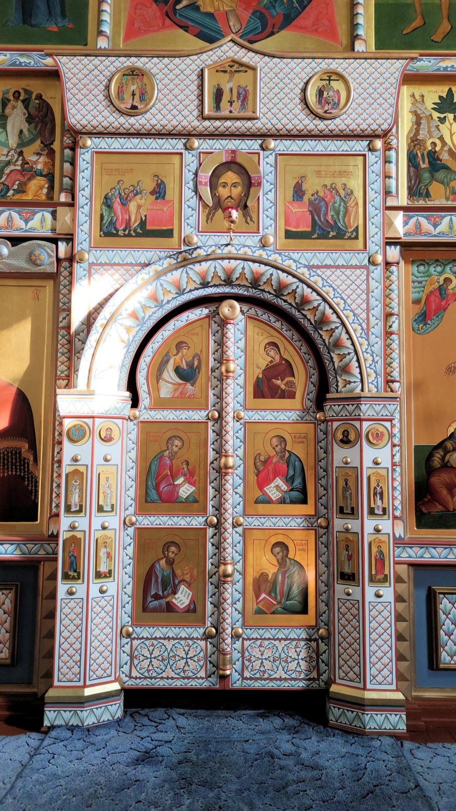 Волоколамском монастыре огромный иконостас