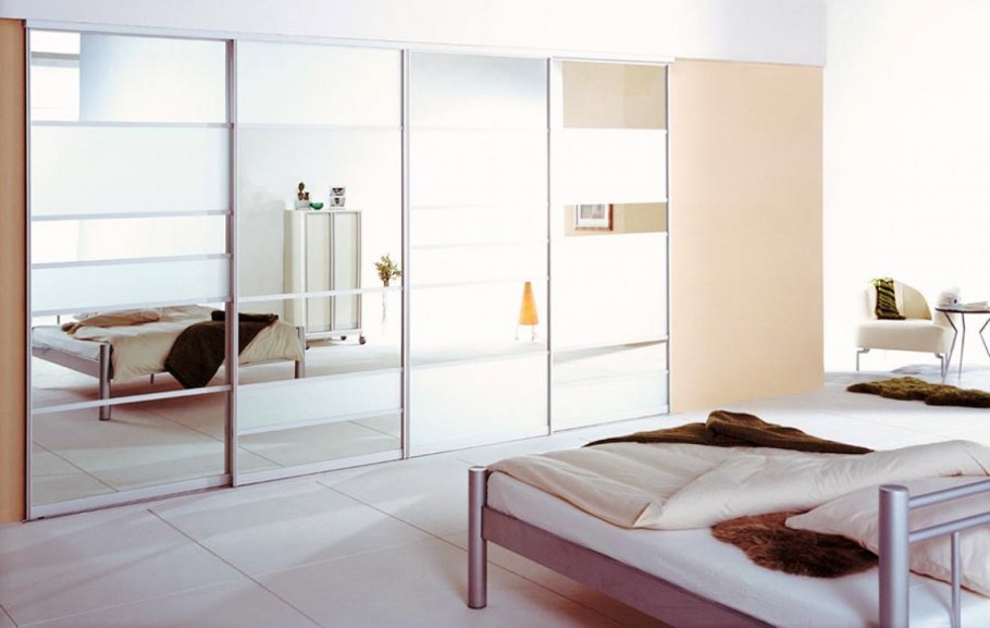 Двери купе в современном стиле с зеркалом