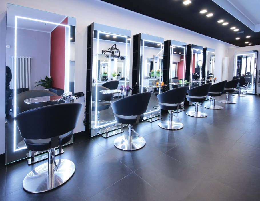 Красивый парикмахерский салон