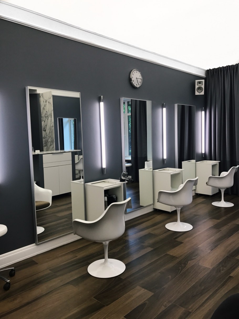 Интерьер салона красоты в белом цвете