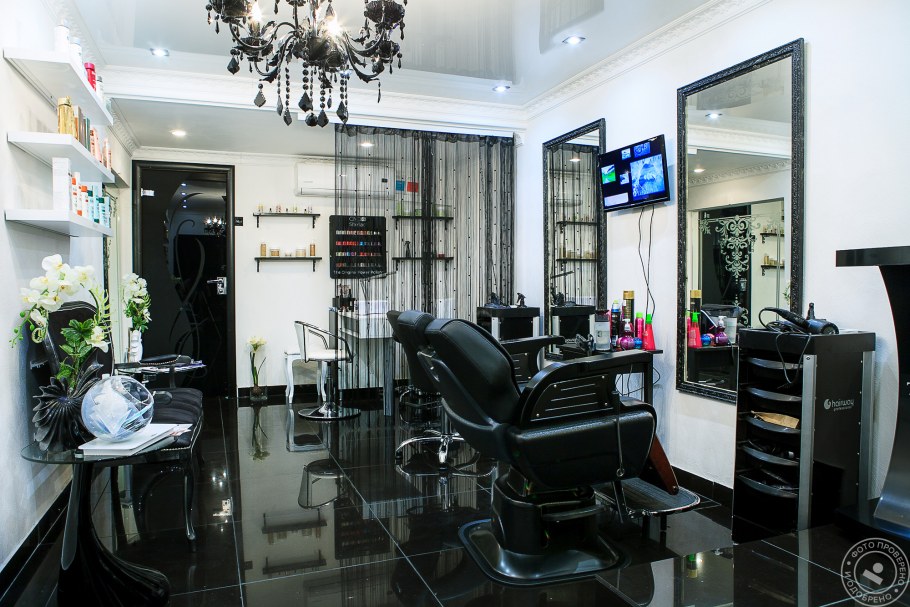 Салон красоты в черно белых тонах