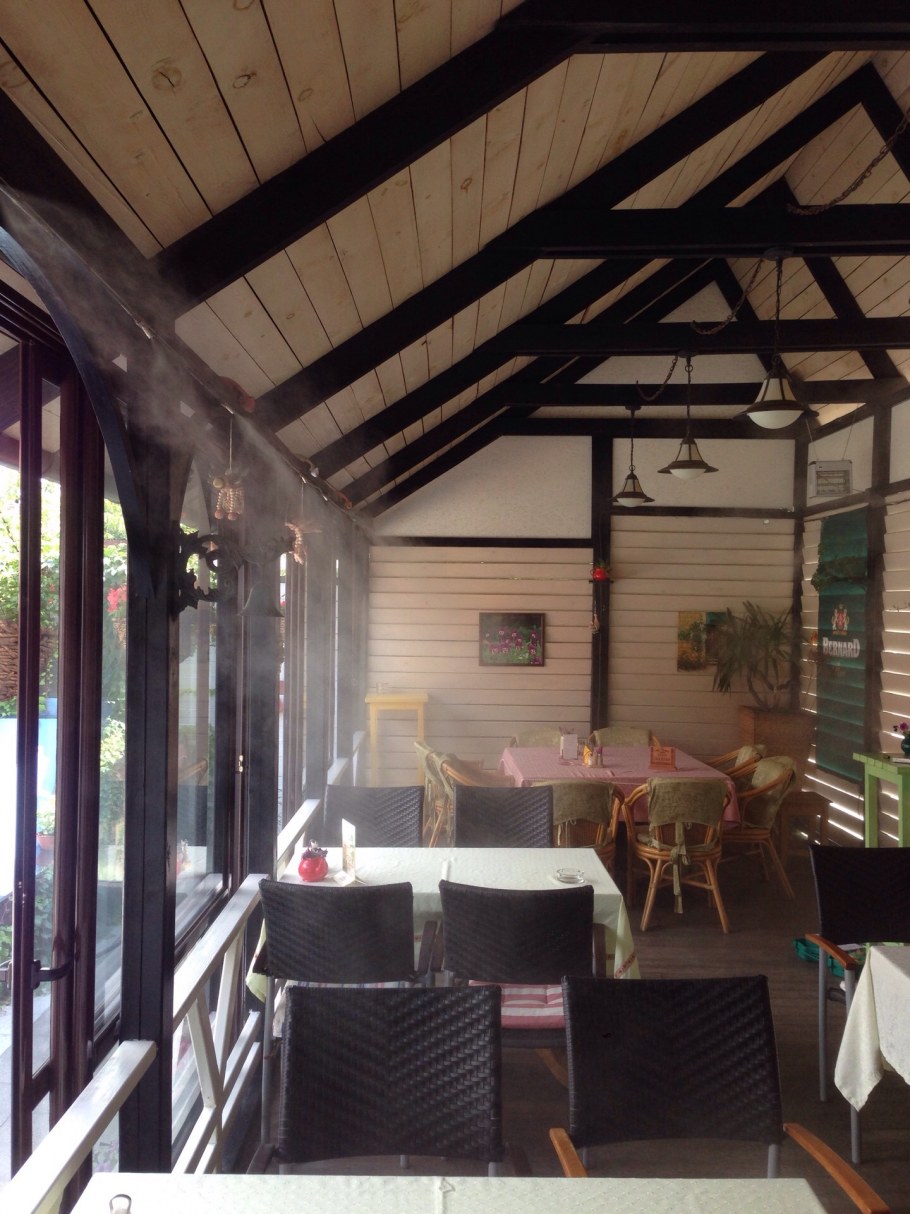 Летняя веранда пивного ресторана