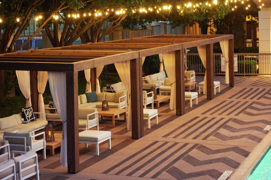 Деревянная терраса кафе