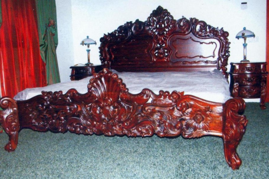 Резная кровать из массива