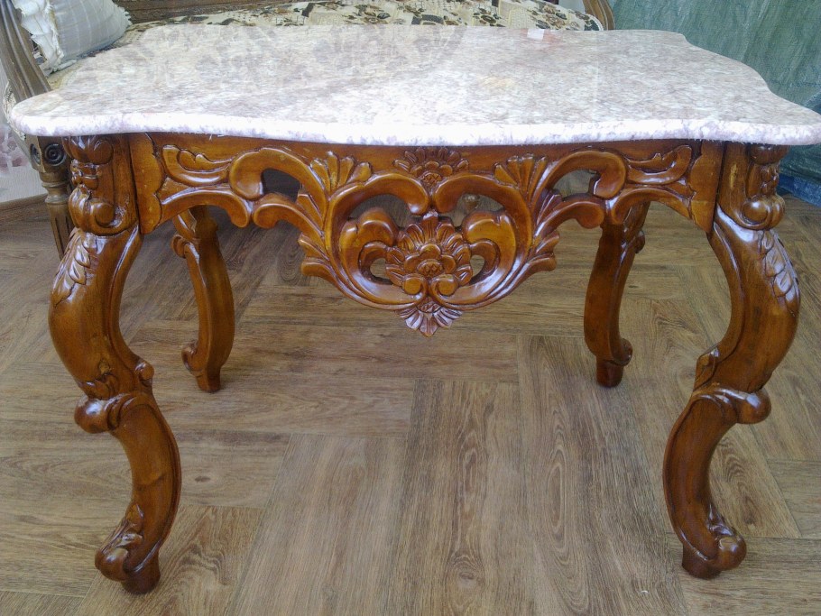 Столик мрамор резной