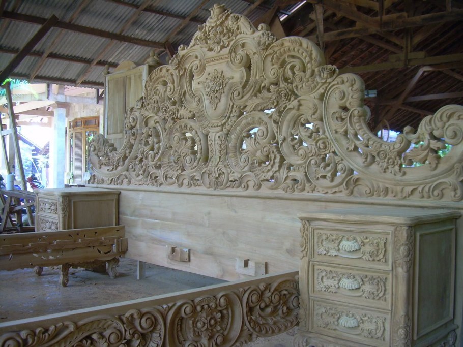 Резная кровать из дерева на ЧПУ станке