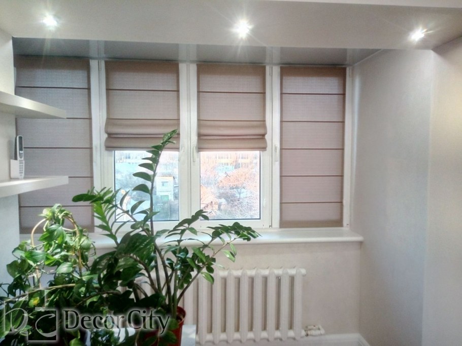 Римские шторы на пластиковые окна для гостиной