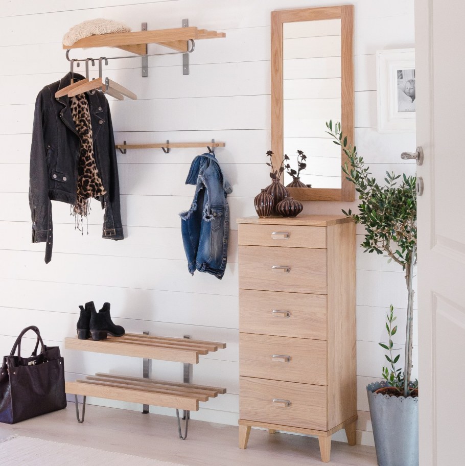 Прихожая обшитая деревом