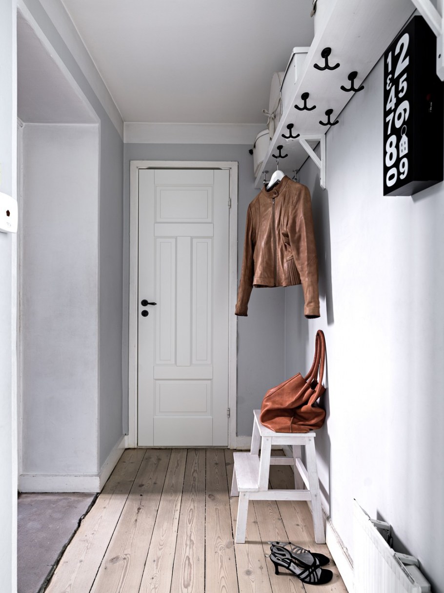 Уютная прихожая в частном доме