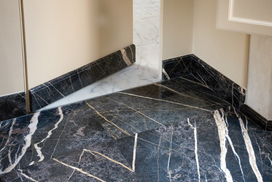 Плинтус напольный под мрамор