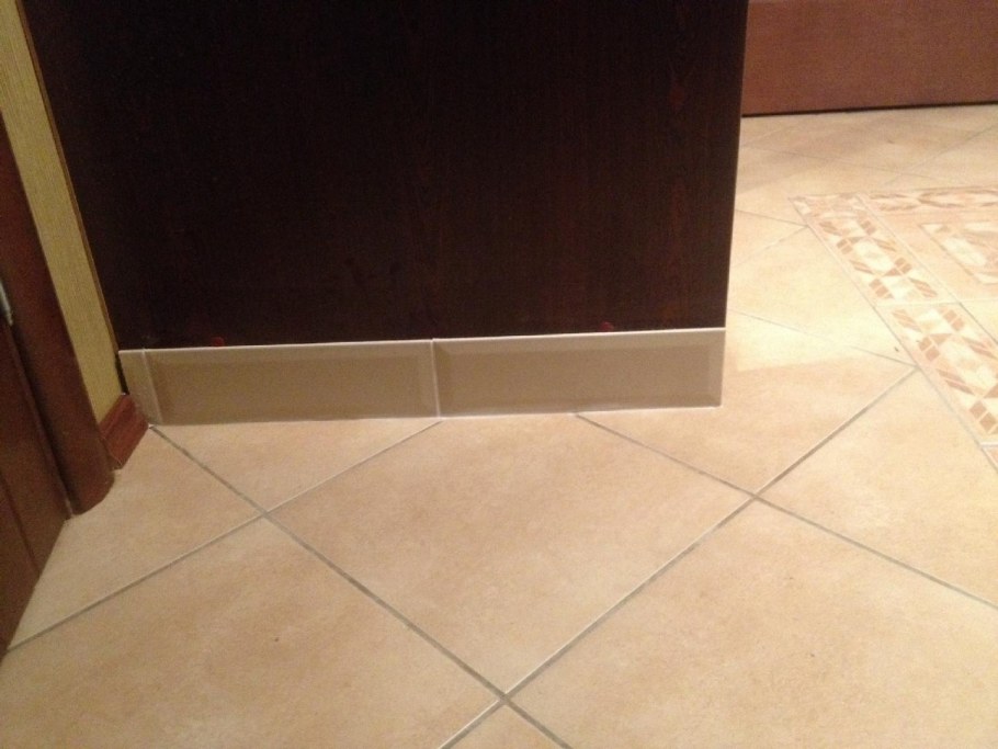 Плинтус из плитки в коридоре