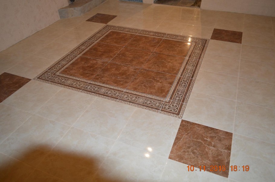 Бордюр из плитки в коридоре